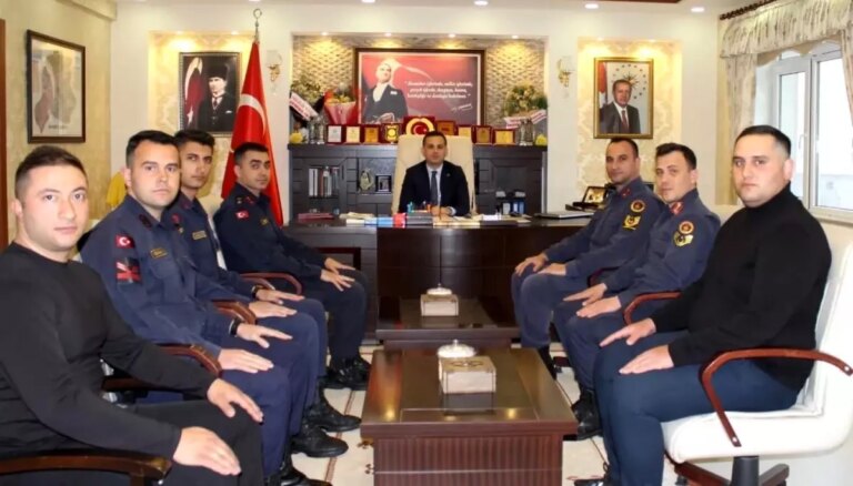 bayburt-kaymakami-jandarma-personeline-basari-belgesi-verdi-DzrqbtYq.jpg