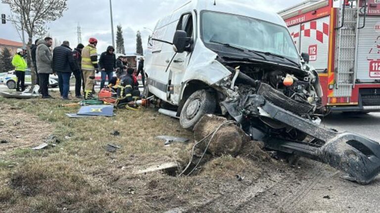 tir-minibuse-carpti-olu-ve-yaralilar-var-A2YOnWQW.jpg